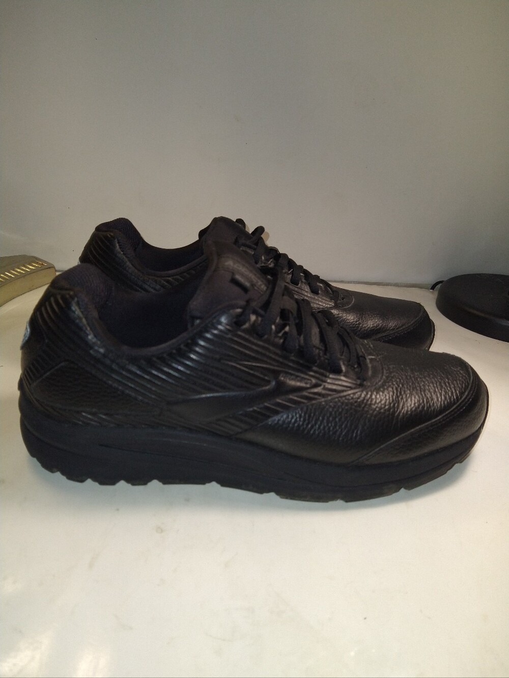Brooks Addiction Walker 2 Black Leather Athletic Walking Shoes Men's sz 10D.